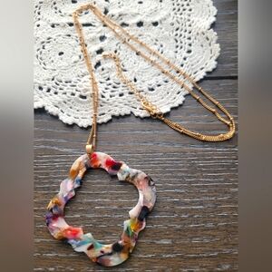 Quatrefoil resin lucite gold tone necklace
